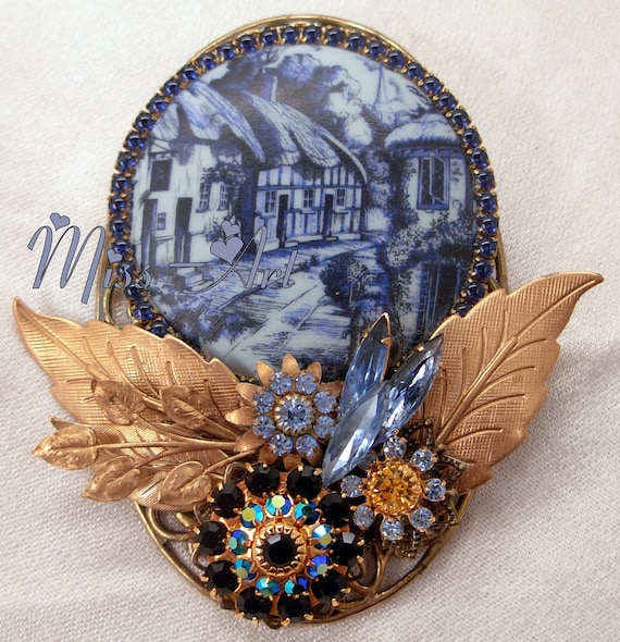 DELFT BLUE House Thatched Cottage Collage Cameo Brooch Ornament Rhinestones Miss-art OOAK