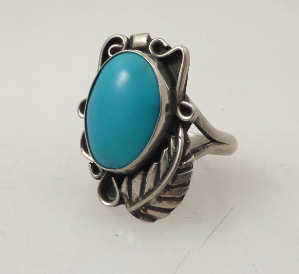 Size 8.25 Vintage Native American Turquoise and Sterling Falling Feather Ring