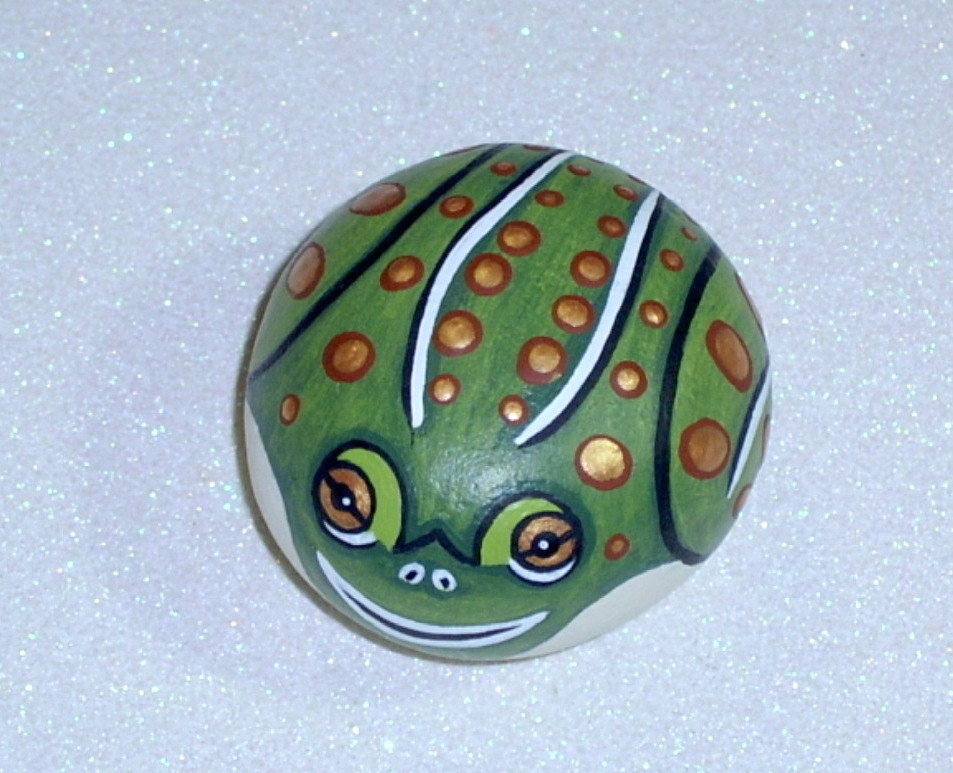 Leopard frog, spring, container garden, green gold, home and garden decor, weatherproof stone painting, hand painted rocks by Rockartiste
