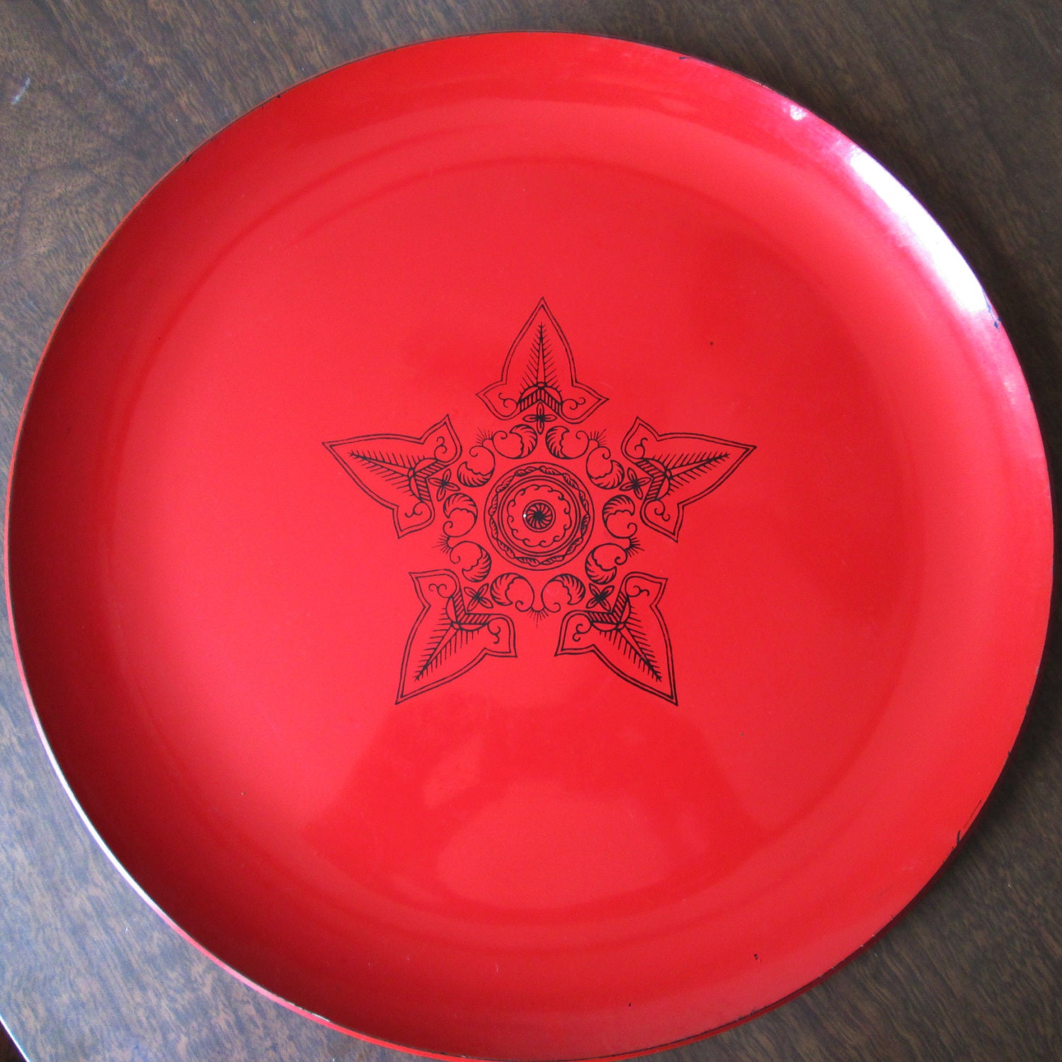 Set of 2 Laquer Cocktail trays with Star Designs, Green and Red
