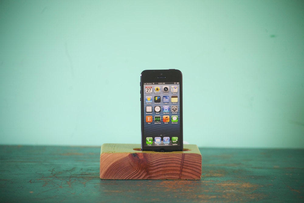 woodtec iPhone 5 charging stand