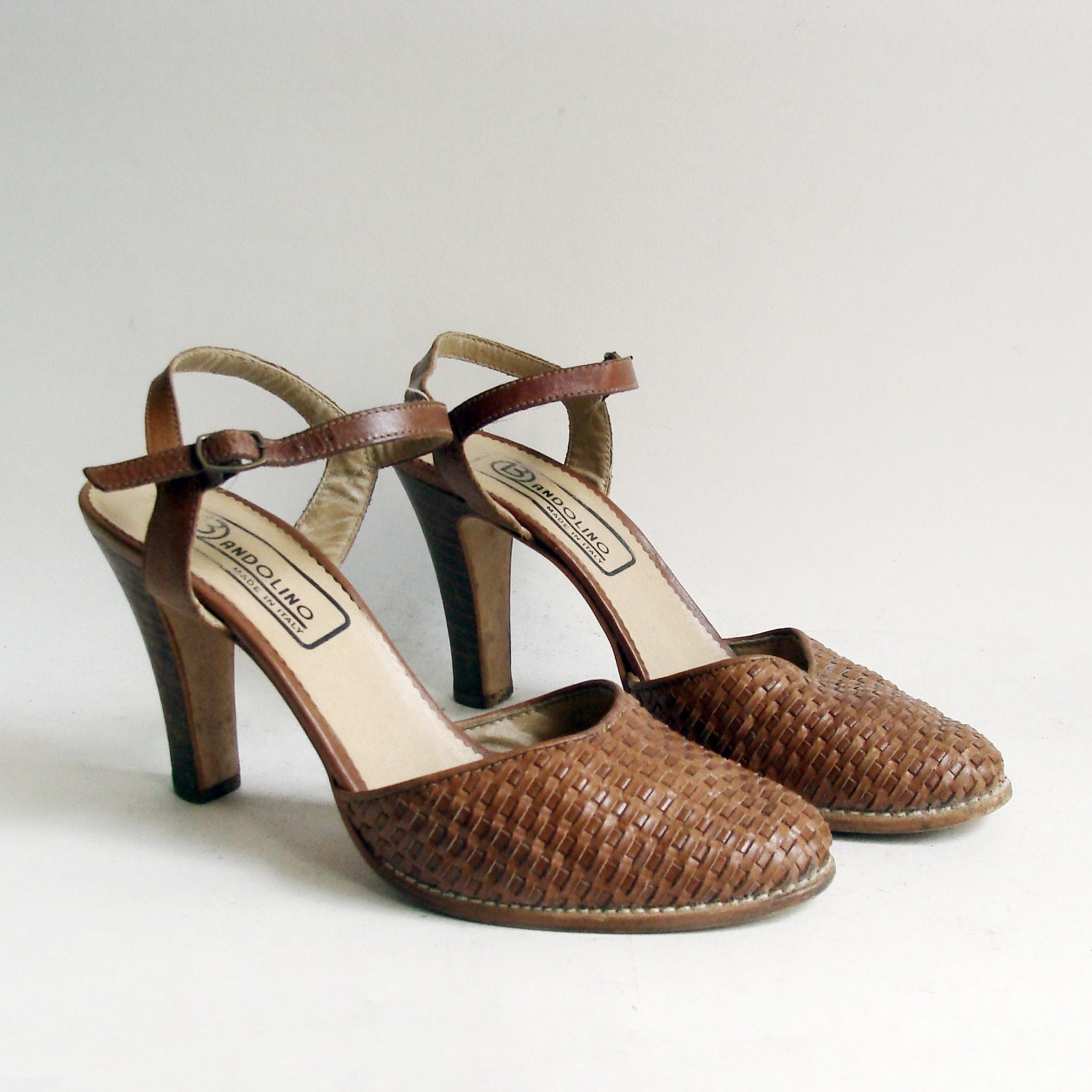 shoes 8 / woven leather heels / 70s 1970s mary jane pumps / woven heels / heels 8 / vintage shoes