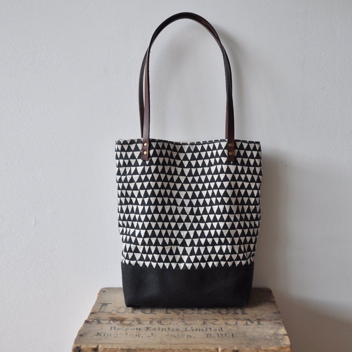 reserved for petrapetra SMALL TOTE BAG - triangle