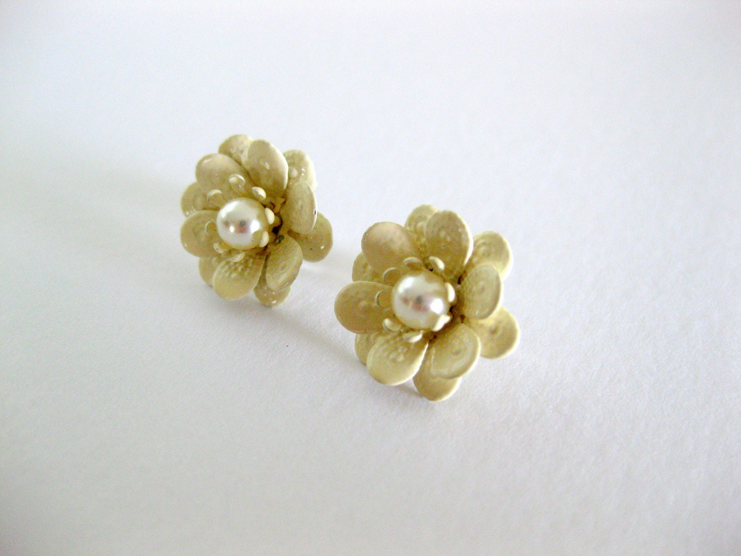 Vintage inspired cream colored stud earrings