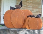 PUMPKINS HaNdPaiNtEd WooD PriMiTiVe SiGn FaLL HoMe DeCoR SheLf SiTtEr HaLLoWeeN