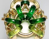 Chainmaille Ring- Akimbo- Chainmaille with glass- Jewelry Brass/Emerald/Lime