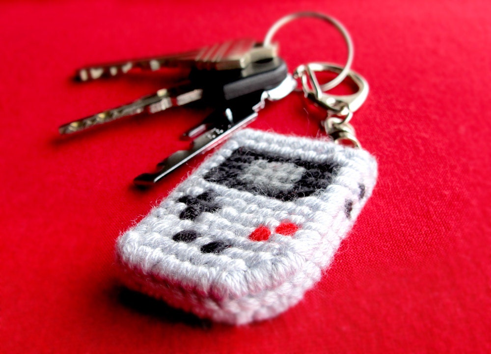 Yarnboy: Miniature Gameboy keyring made of wool