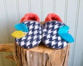 Little Leaves Houndstooth Baby Bootiesl/// 0-12 month size
