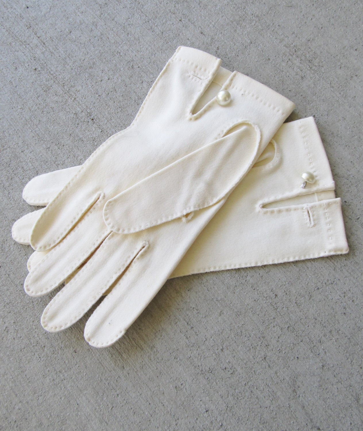 Vintage 1950's VANILLA Creme Wrist Gloves / Wedding