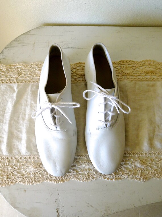 Size 8.5 60s White Leather Oxford Tennis Shoes by VoyageurVintage