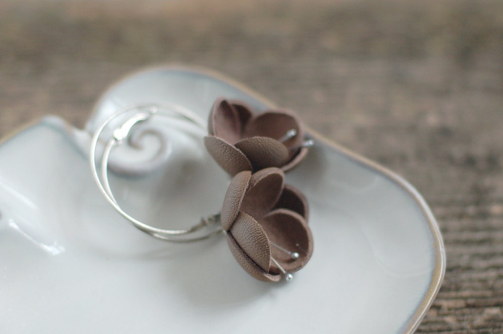 Modern style leather earrings in latte brown