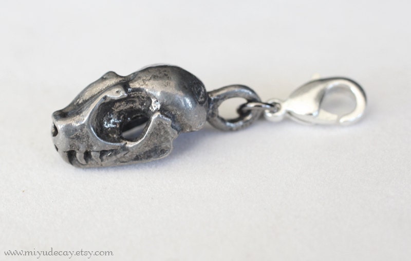 Miyu Decay Bat Skull Charm Zipper Pull