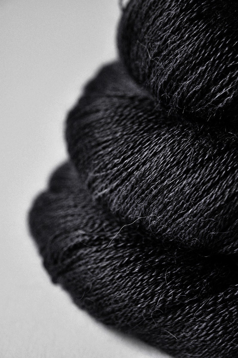 Black hole - Baby Alpaca / Silk yarn lace weight