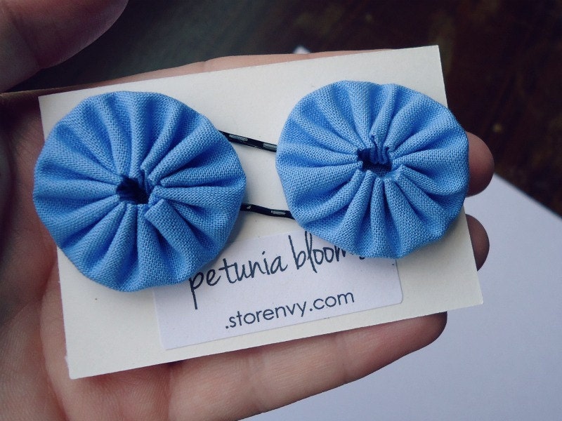 yoyo hair pins // dress up your hair // cornflower blue