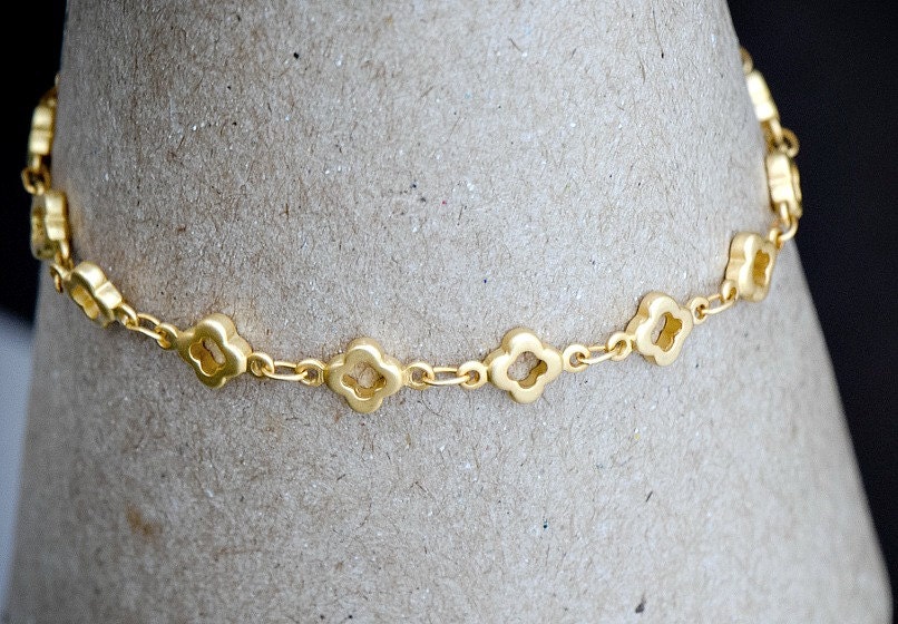 GOLD Quatrefoil Bracelet, Tiny Dainty Everyday Simple Jewelry, Clover layering Bracelet, Modern