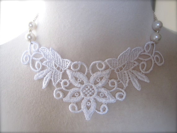 White Lace Necklace Victorian Choker Wedding/bridesmaids jewelry Collar shabby chic/Romantic/whimsical Fabric bib Jewelry vintage style.