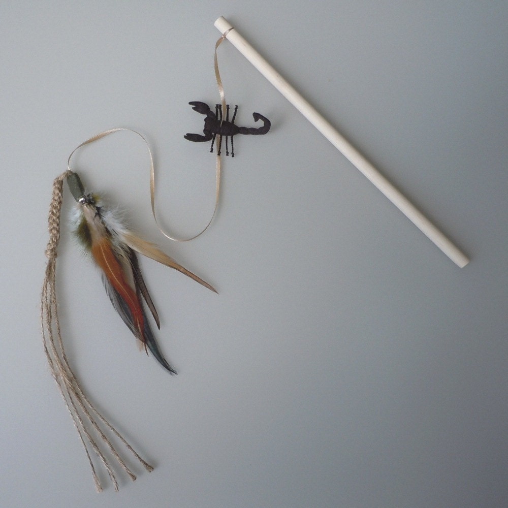 Wand Cat Toy Felt Scorpion with Feathers and Knotted Jute