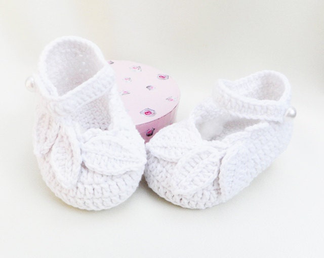 Crocheted  white baby slippers, baby accessories, baby shoes, christening accessories, READY TO SHIP
