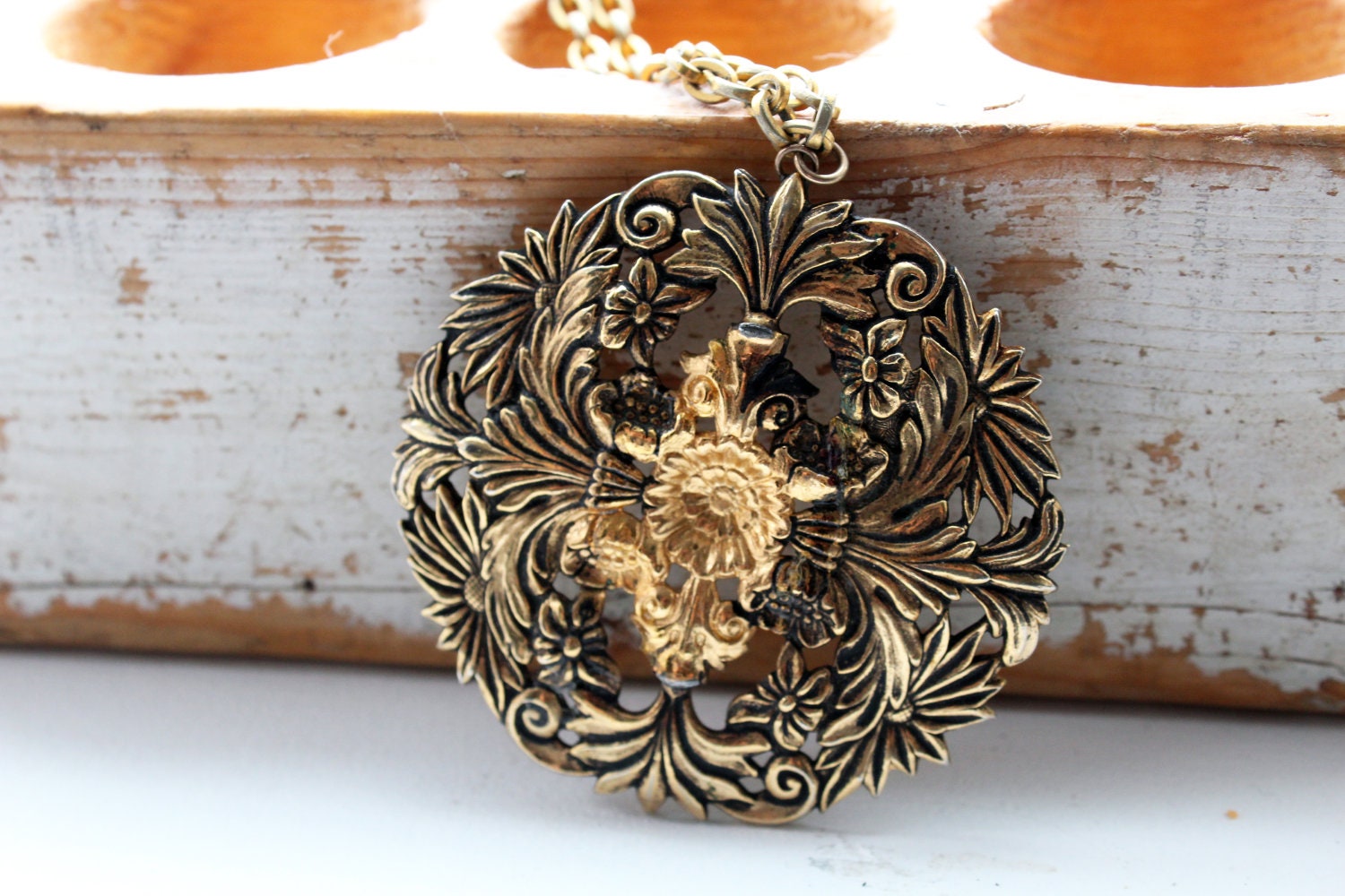 Vintage Pendant Necklace, Flower Floral CIrcle wreath Pendant, Large Gold Tone Pendant