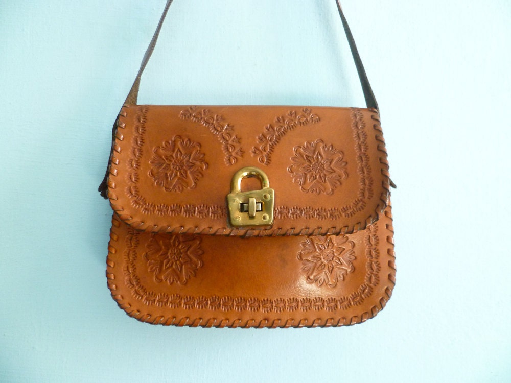 Vintage brown hand tooled leather shoulder bag purse / golden hardware / hippie folk boho