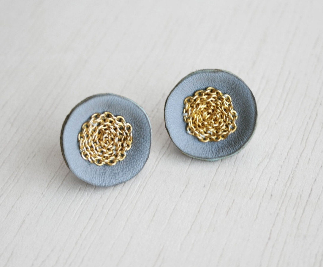 Mini flower earrings light grey and golden chain in the middle