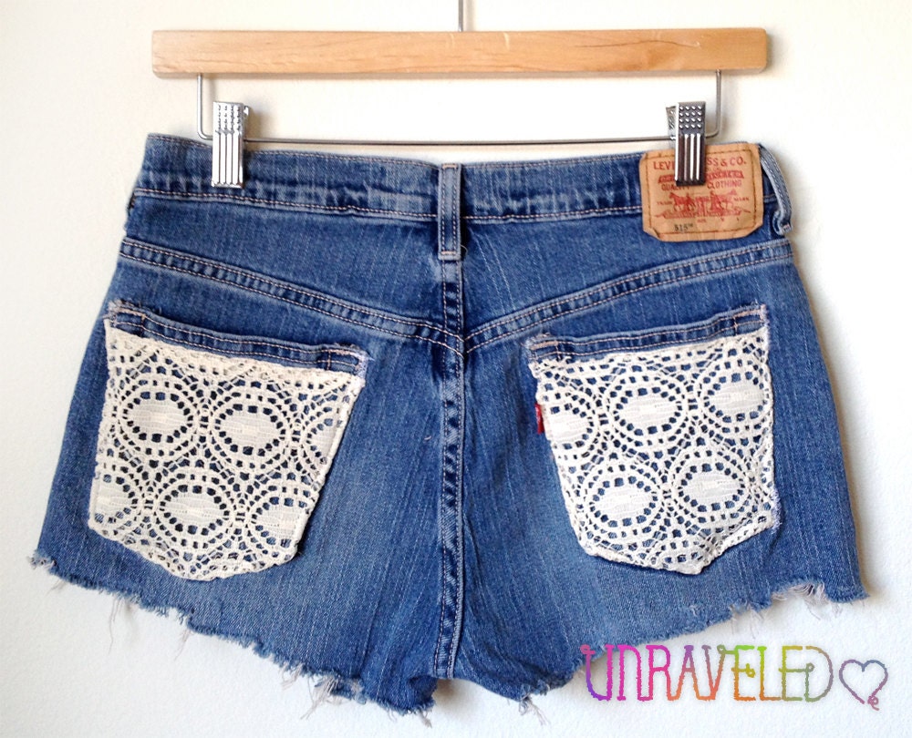 Levis Cut Off Shorts (SMALL to MEDIUM) // 2003