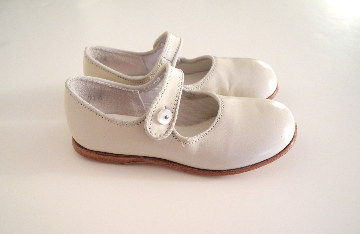 1970's Ivory Leather Mary Jane Button Shoes - BabyTweeds