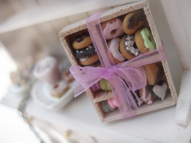 Handmade Gift Box with little Treats - 1/12 Scale Dollhouse Miniature Food