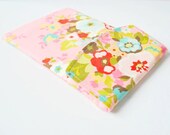 Kindle keyboard gadget pouch : English garden flower print in pink with flap.