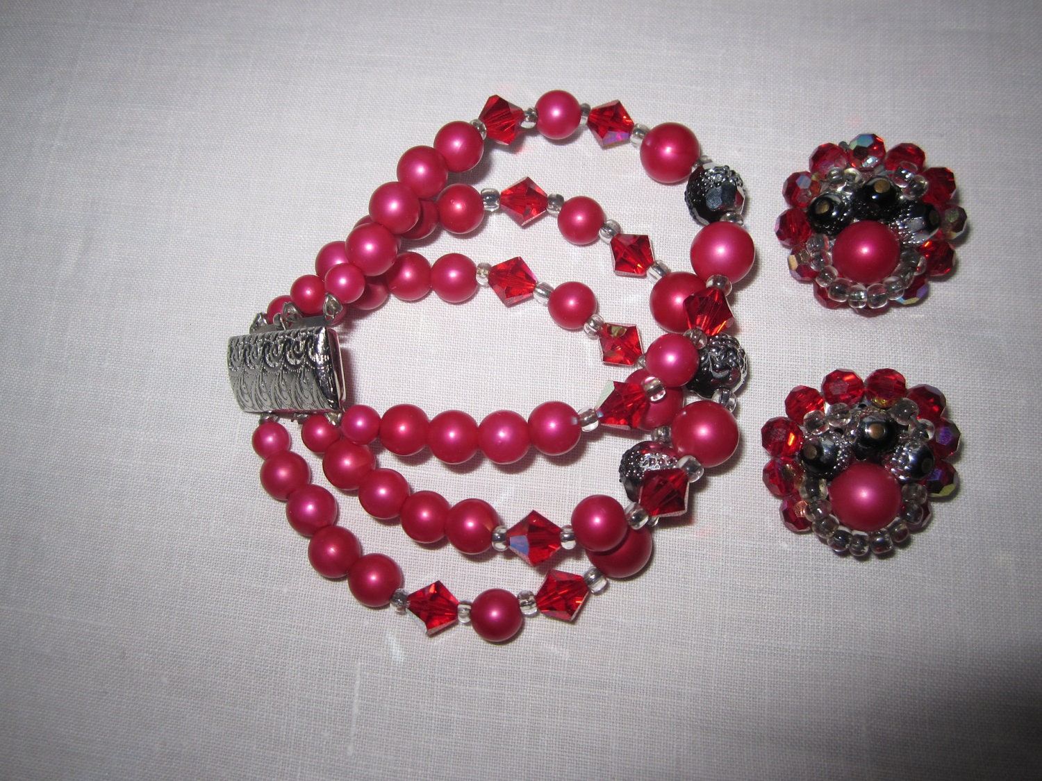 Retro Triple Strand Beaded Bracelet w/Matching Earrings Set - Crimson, Black & Silver