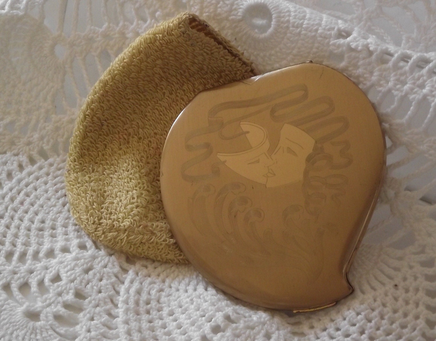 Vintage powder compact gold metal with case - Elgin American