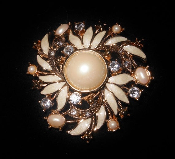 Stunning Monet creamy white pearl floral brooch with rhinestone chatons and iridescent enamel leaves. flower