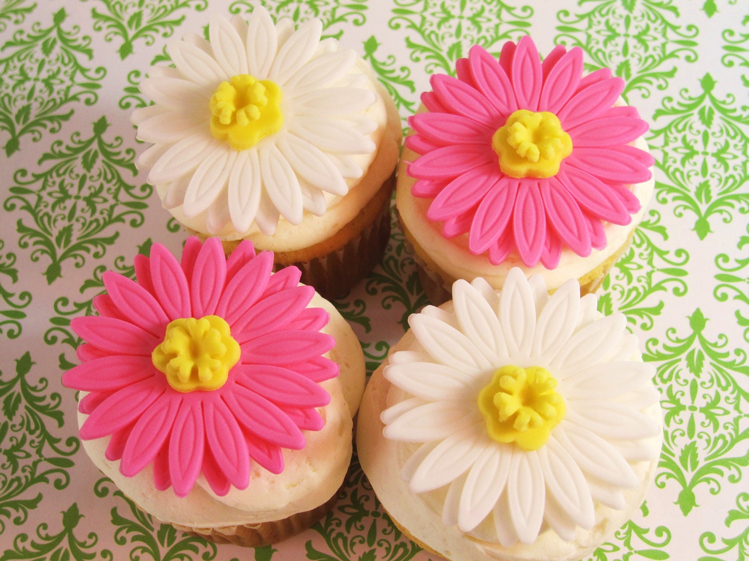 Fondant Flower Cupcake Toppers of Large mum or daisy