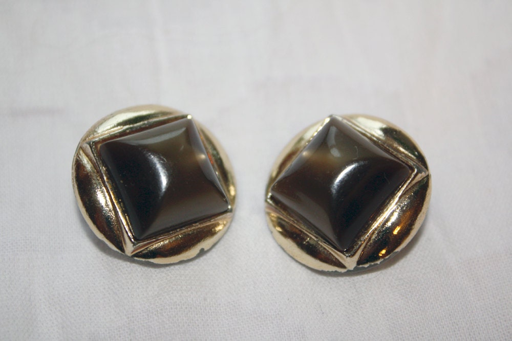 Vintage Brown Square in a Gold Toned Circle Clip On Earrings