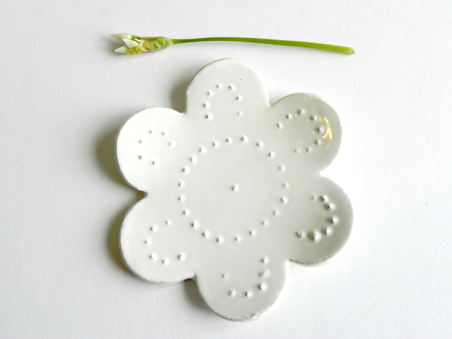 White Ceramic Dish Flower Dots Bridal Gift Jewelry Plate Pottery Ring Holder Wedding Decoration Wedding Gift - Ceraminic