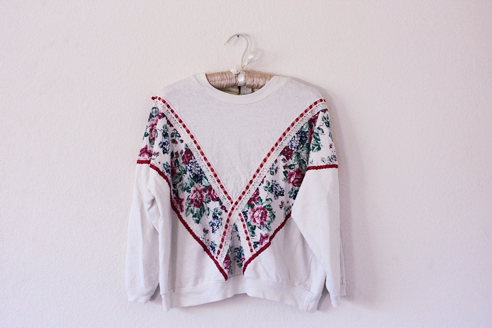 Vintage 80's white oversized feminine sweater pullover long sleeve