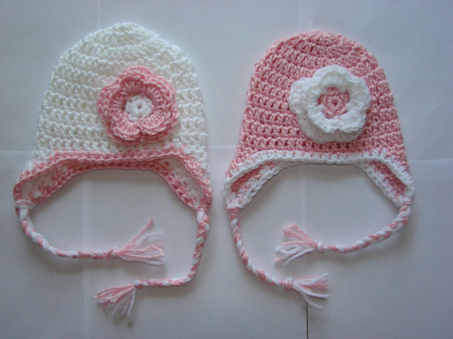 Twins Crochet baby girl set of 2 earflap hat beanie pink white with flower handmaded 0-4 months shower gift photo prop
