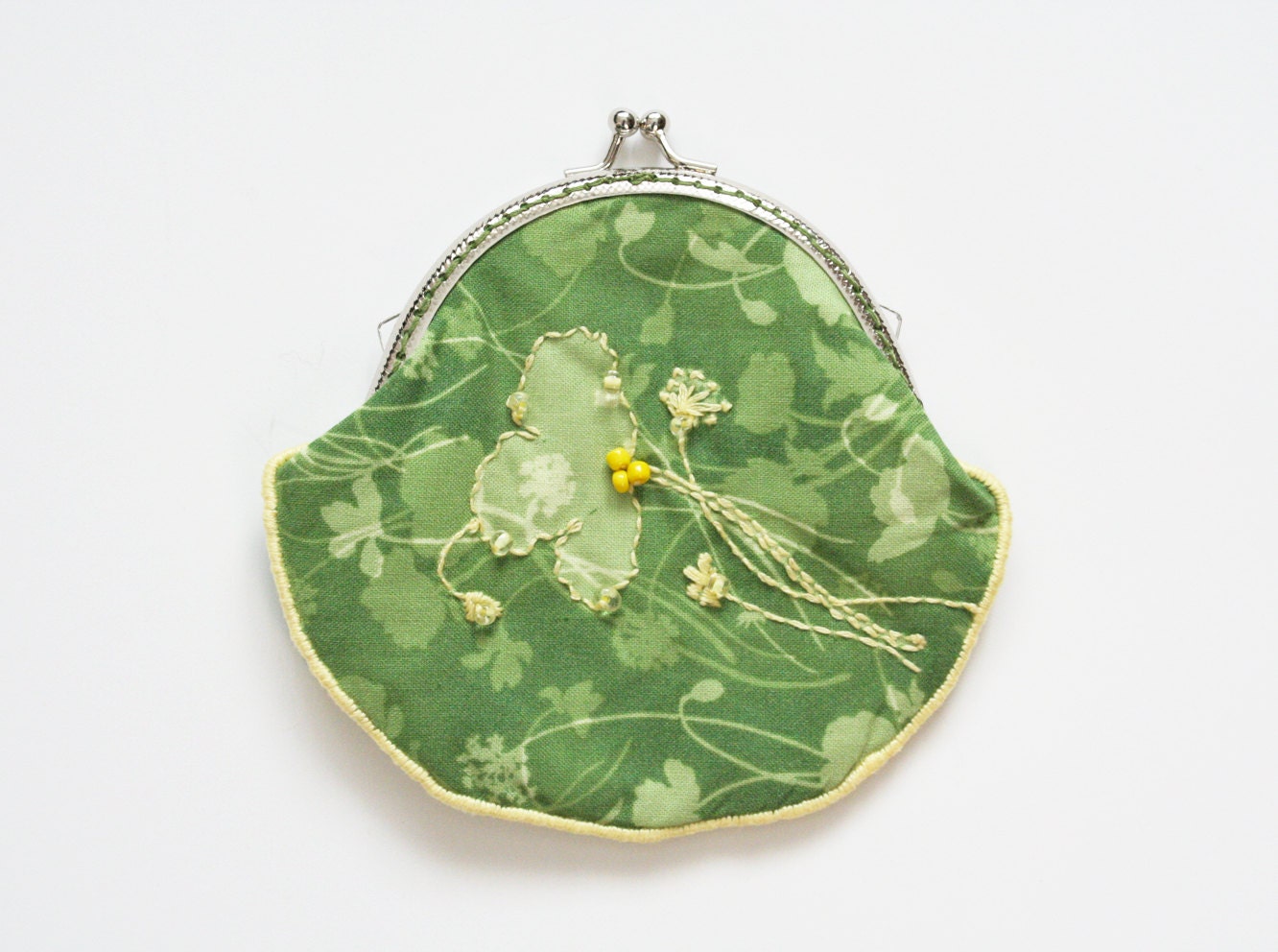 Frame kisslock coin purse with floral pattern, beads and emroidery.