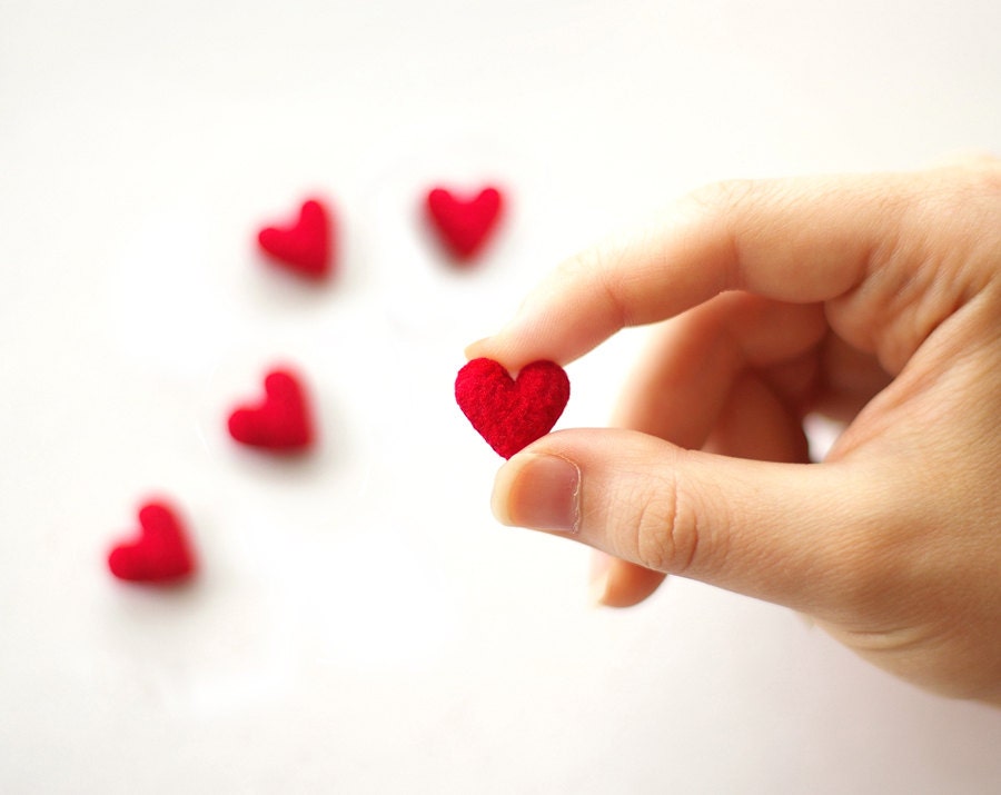 Valentine gifts for friends / Set of 5 super small red heart brooches / Sweet plush mini brooches / Miniature