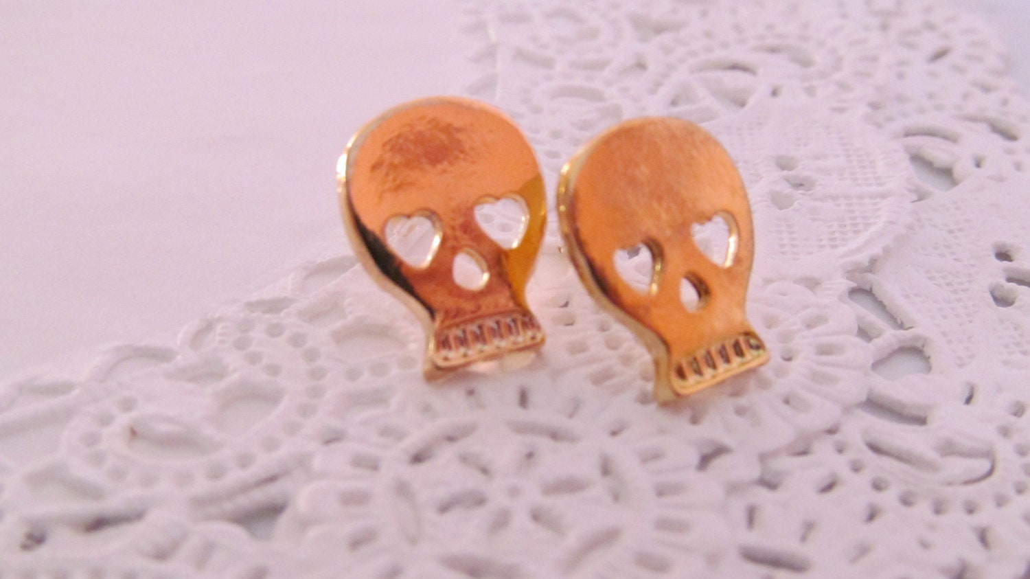 Skull stud earrings