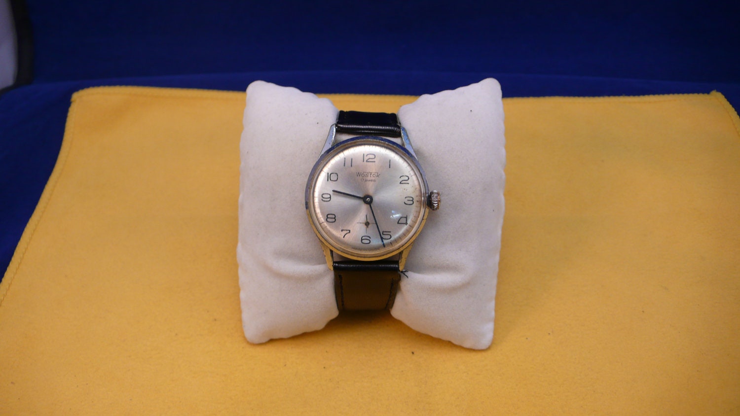 USSR "WOSTOK" 17 jewels wrist watch 1950-60 with date white dial VERY good