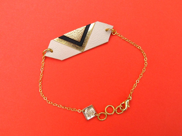 Louvre bracelet beige, graphic jewelry in leather, triangle gold plated