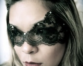 Black Lace Mask / Catwoman Mask / Boudoir Mask / Mardi Gras Mask / Valentine Mask - VelvetThrone