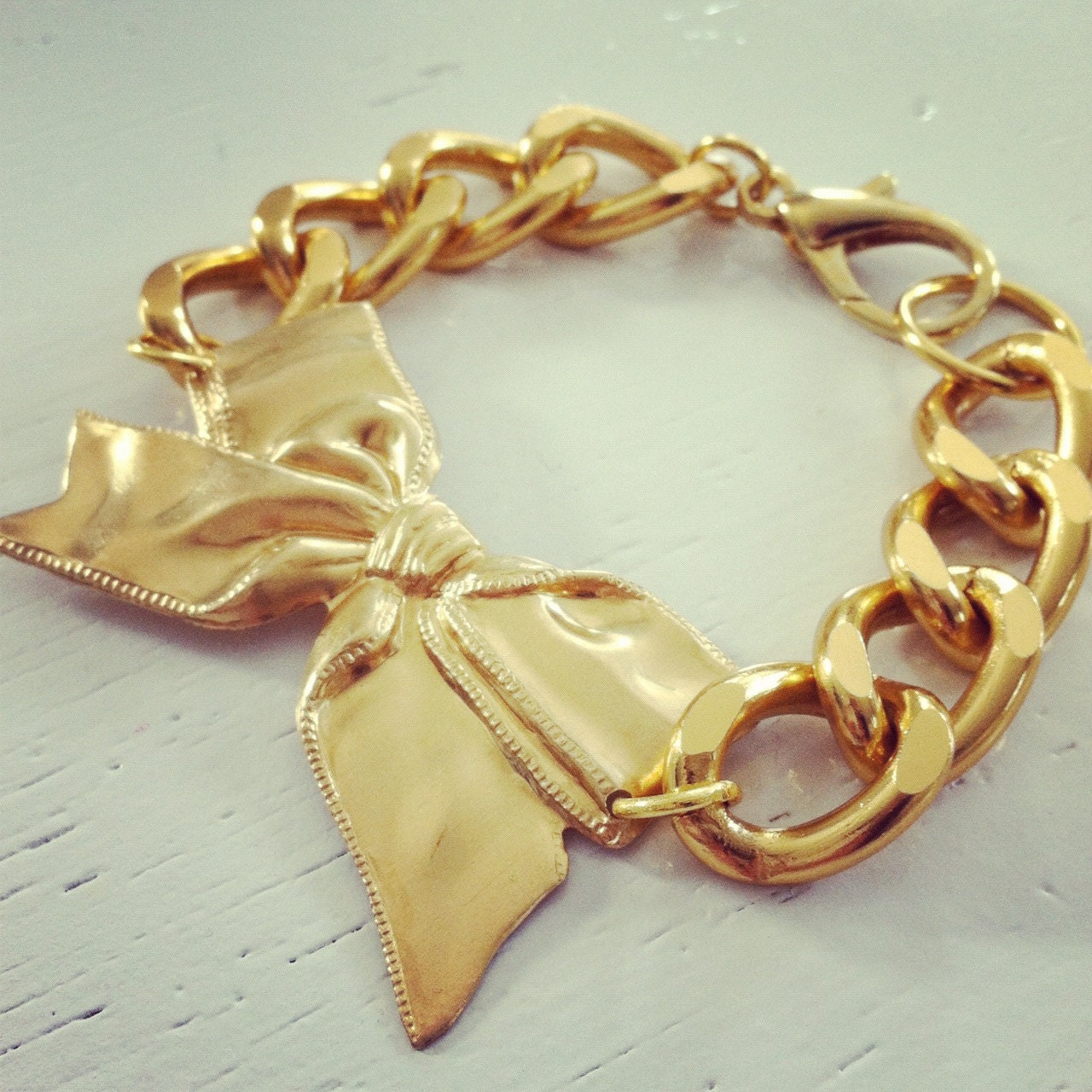 Gold bow bracelet