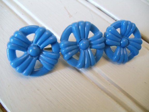 Vintage Blue Lucite Plastic Three Pinwheels Brooch Pin