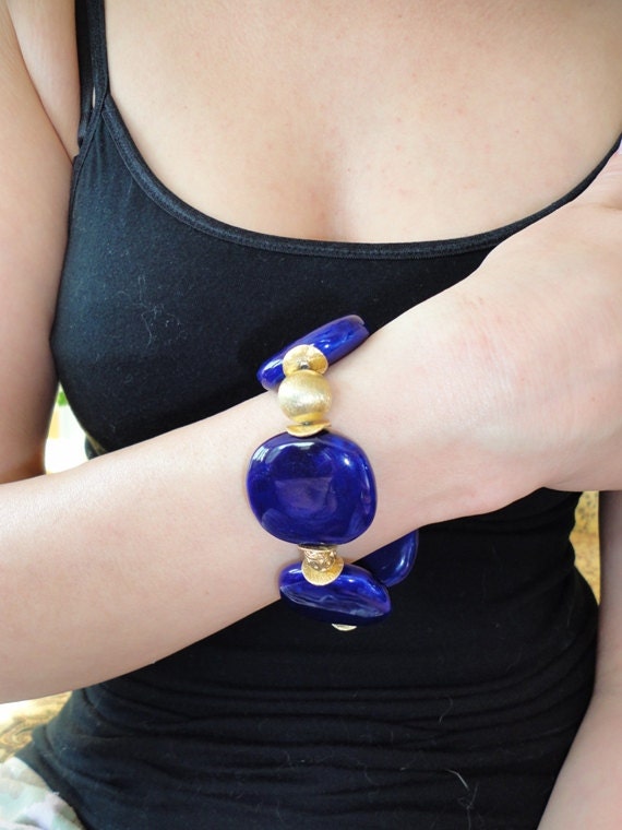 beaded bracelets. gold indigo blue porcelaine beads. stretch bracelet. beaded jewelry. fine jewelry.gold jewelry