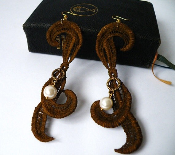 Vintage Brown Lace Hook Earrings. Hand dyed. Long Earrings. Upcycling Jewelry. Made in Italy. Handmade by SteamyLab.