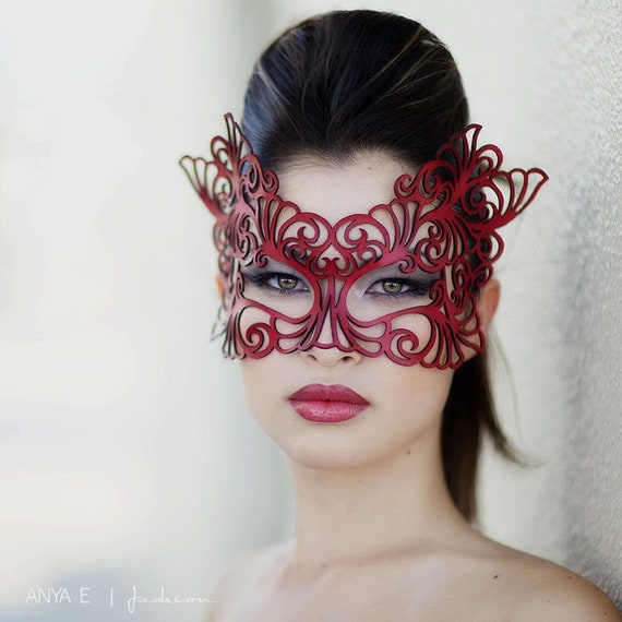 Masquerade mask in red leather "Rococo"