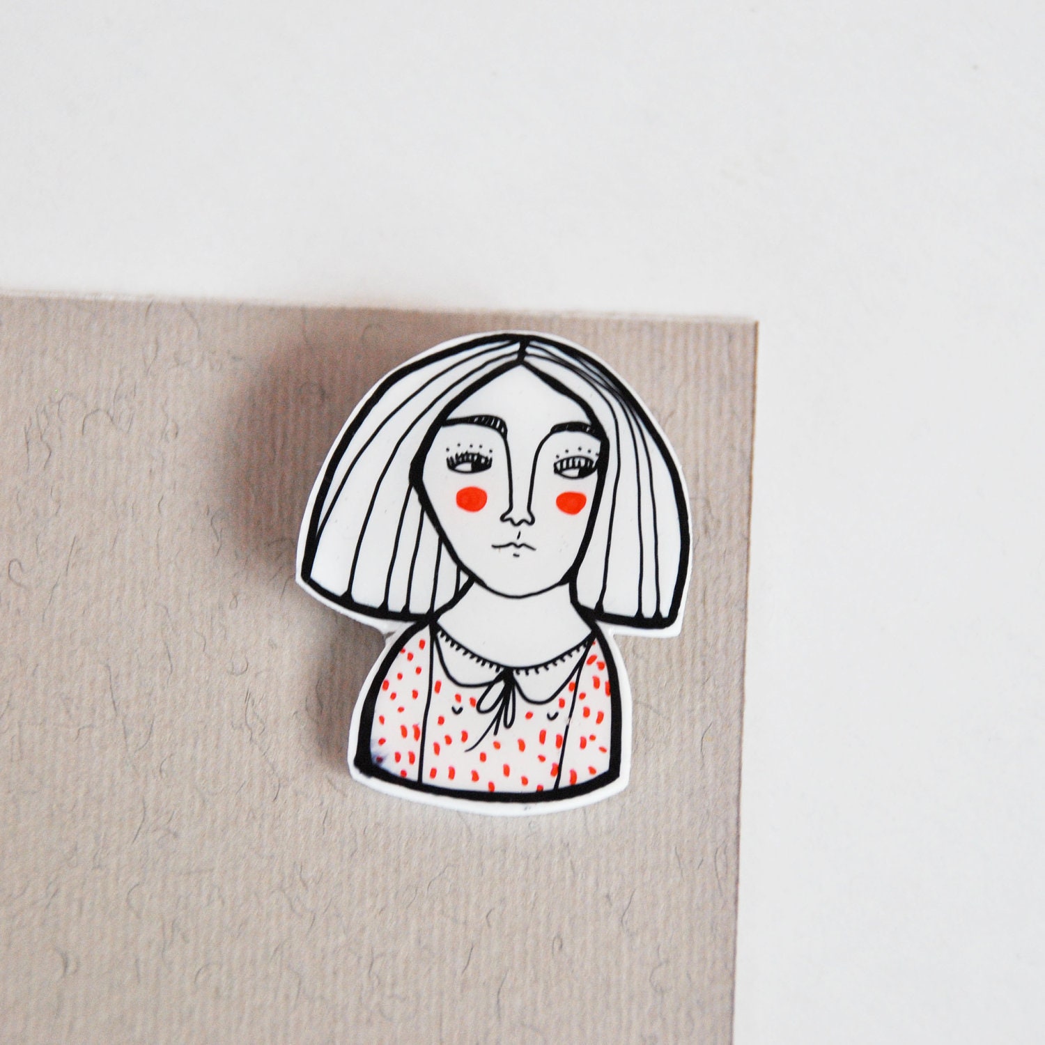 brooch plastic pink and white portrait pin - Lydia