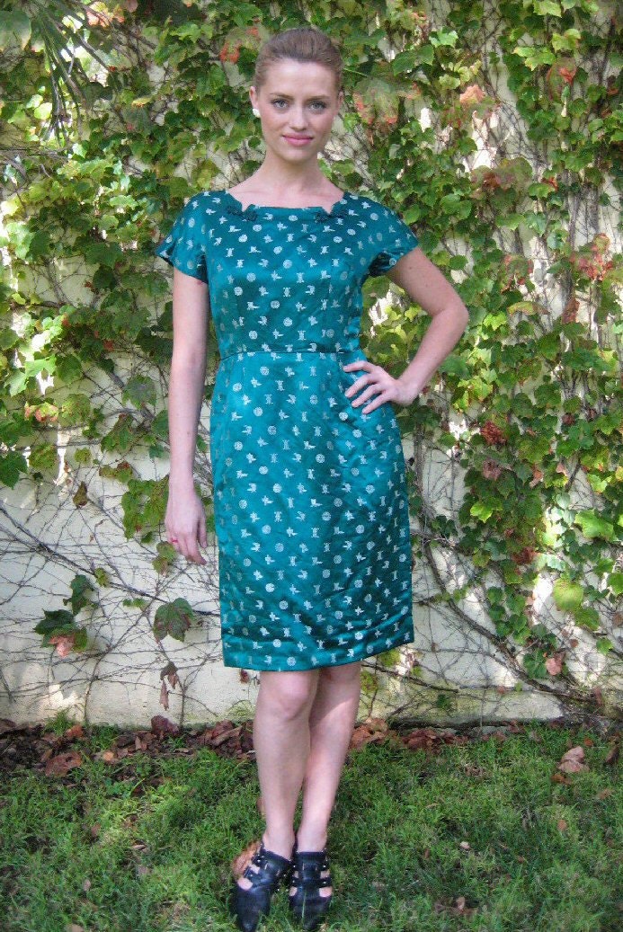 Sexy 1950s 100% Silk Emerald Green Jacquard Dress with Asian Details -- Medium - Large